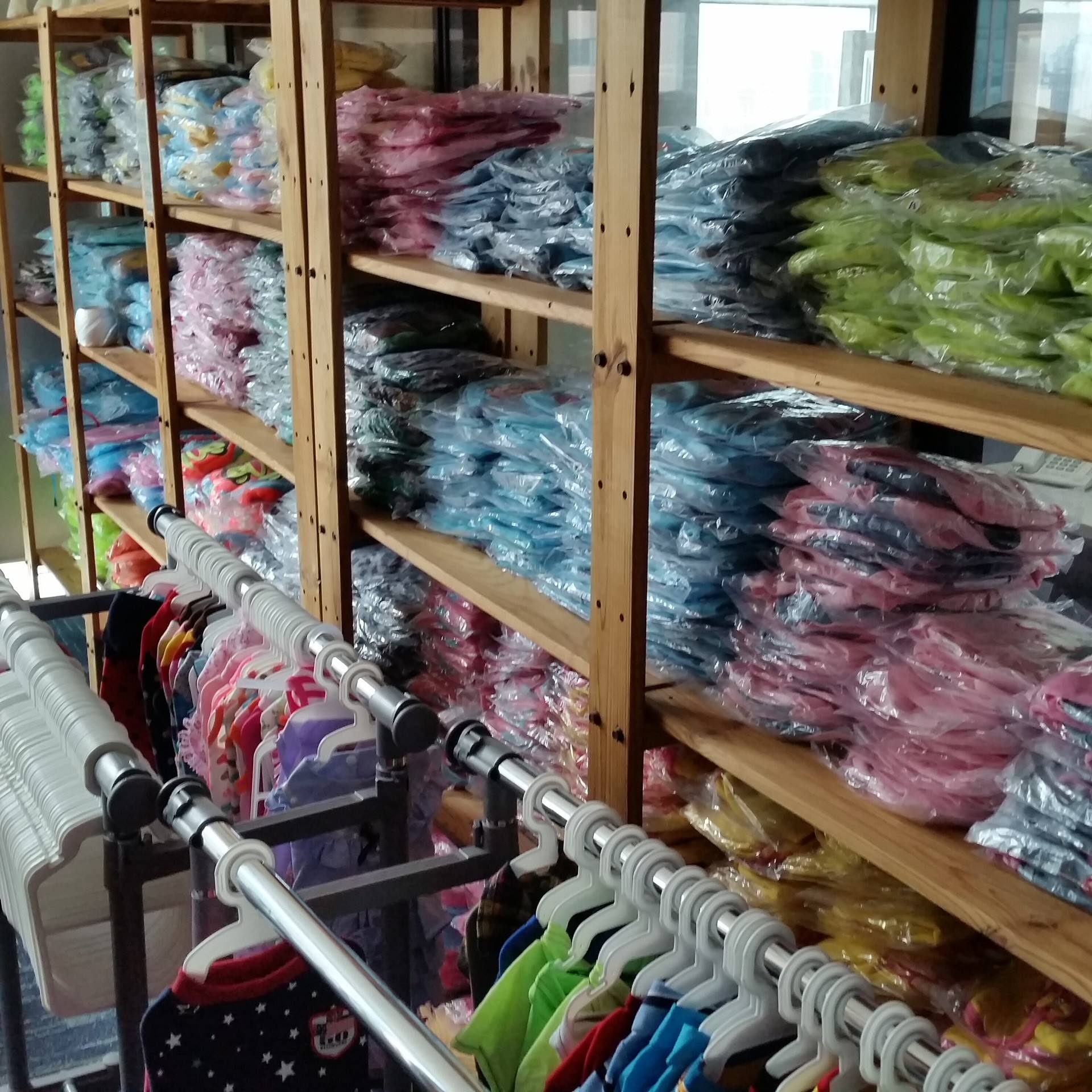 冬日时尚新宠 新款圣诞冬裙与泰迪秋冬服装，打造宠物服装批发新风尚